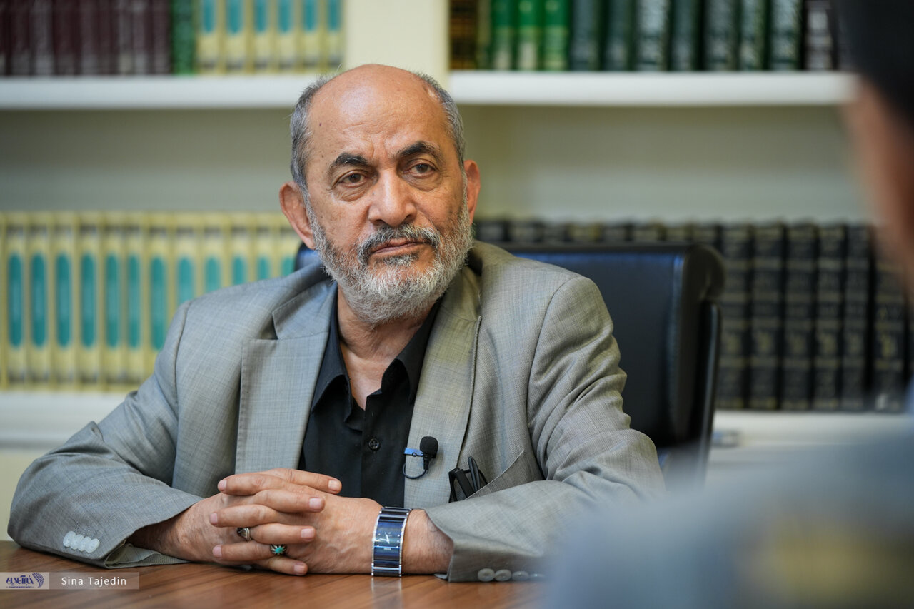 ارزیابی رفیقدوست از احتمال تغییر دکترین هسته ای ایران: می‌توانیم بمب اتم بسازیم اما...