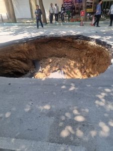 بخشی از خیابان نشاط اصفهان فرو ریخت/ عکس