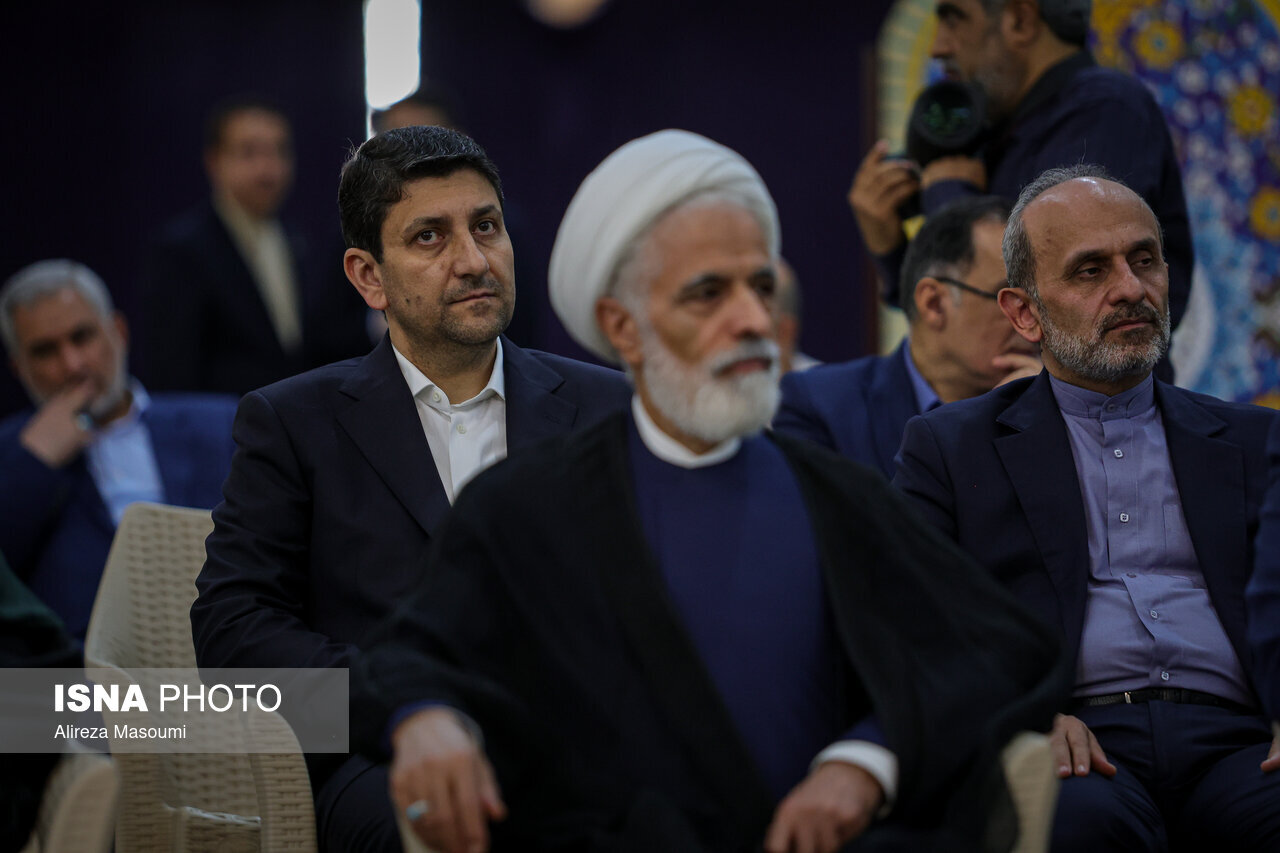 تصویری از پیمان جبلی در میان دولتی‌ها