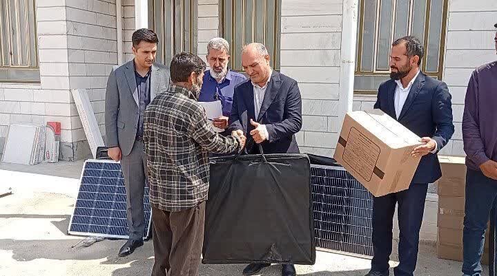 توزیع پنل‌های خورشیدی بین عشایر شهرستان رومشکان در هفته دولت