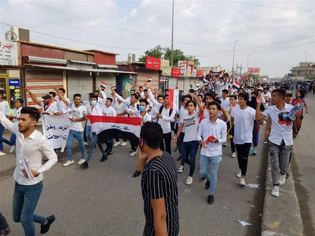 خاطرات هاشمی: حدود ۱۰۰ نفر از دانشگاهیان شیعه عراق‌ که میهمان سپاه هستند، آمدند