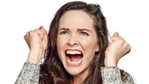خواهرم توان کنترل خشم‌اش را ندارد و فرزند 5ساله اش را کتک می زند؛ با او چه کنیم؟