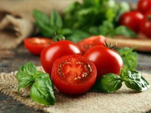 خوردن گوجه فرنگی برای این افراد ضرر دارد؛ ۵ عارضه مهم