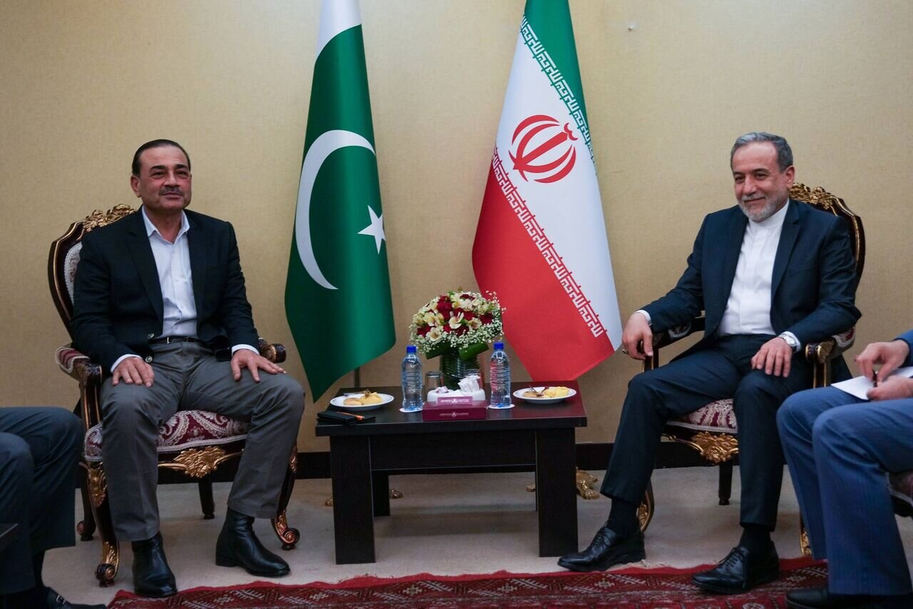 رایزنی تلفنی عراقچی و عاصم منیر درباره آخرین روندهای دیپلماتیک