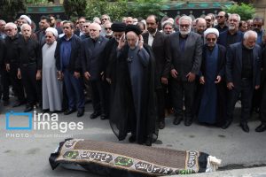 سیدمحمد خاتمی بر پیکر روزنامه‌نگار قدیمی نماز خواند/ عکس