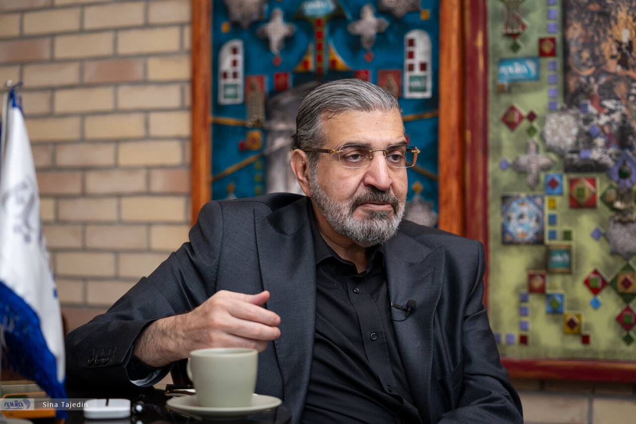 صادق خرازی: نمی‌توانم بگویم که نفوذی‌ها مانند اجنه هستند یا مانند انسان‌ها/ نفوذ این شکلی نیست که بگوییم کت‌وشلوارشان سفید یا سرمه‌ای است یا پیراهنشان