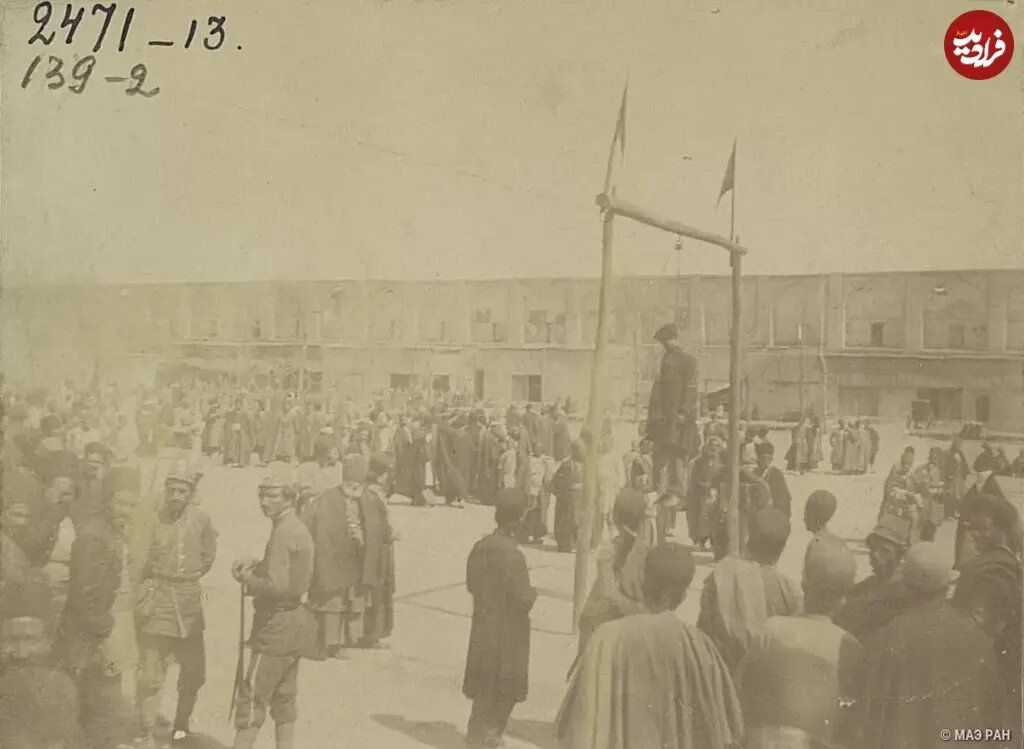 عکس/ اعدام یک راهزن در میدان نقش‌جهان اصفهان؛ دوران قاجار