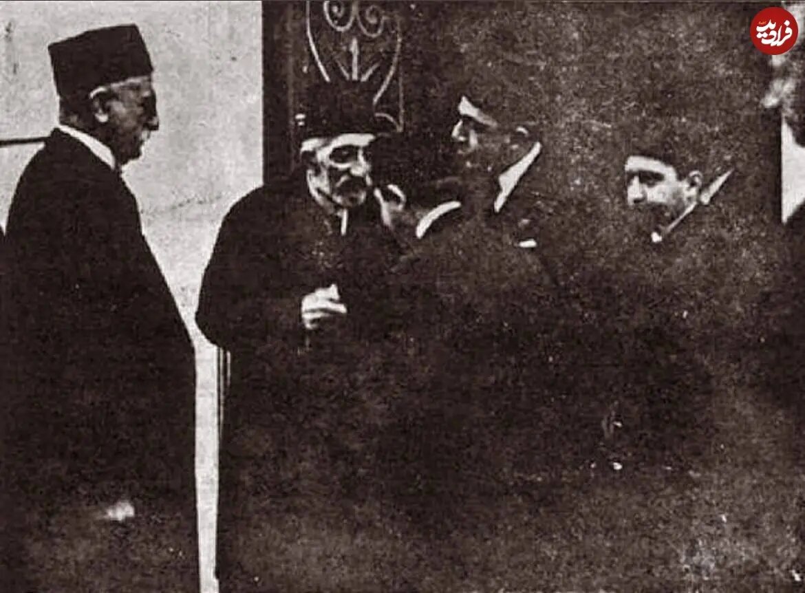 عکس/ لحظه‌ دیدار احمدشاه قاجار با آخرین سلطان عثمانی؛ سال ۱۳۰۴