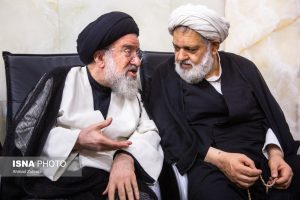 عکسی از فرزند ارشد رهبر شهید انقلاب در مراسم چهلم/ گپ و گفت عضو شورای نگهبان با نماینده آیت الله سیستانی/ سید علی خمینی هم بود
