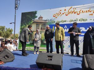 قزوینی‌ها جاده سلامت تا باراجین را پیاده طی کردند