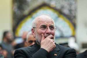 مراسم چهلمین روز تدفین رهبر شهید در کربلا با حضور رئیس مجلس/ از اشک های قالیباف تا تابلو یادبود فرماندهان ترور شده ایران/ خانم نماینده هم بود + تصاویر