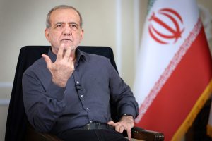 کنار گذاشتن کارمندان صداوسیما که در پوست خبرنگار مقابل رئیس جمهور حاضر میشدند کار صحیحی است اما.../ چرا تصاویر مصاحبه کنندگان با پزشکیان منتشر نشد؟
