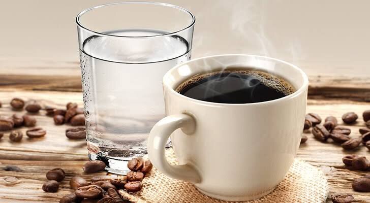 آب قبل از قهوه صبح؛ چرا متخصصان توصیه میکنند اول یک لیوان آب بنوشید؟