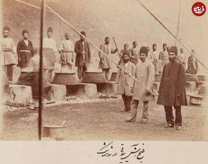 آشپزهای دربار ناصرالدین‌شاه در حال هم زدن آش در شهرستانک / عکس