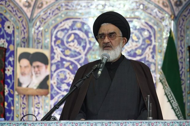 امام جمعه قم: کشف حجاب هم حرام شرعی و هم حرام سیاسی است/ کسانی که عامدانه و سازمان‌یافته امنیت ملی را مخدوش کردند، پیاده‌نظام دشمن هستند
