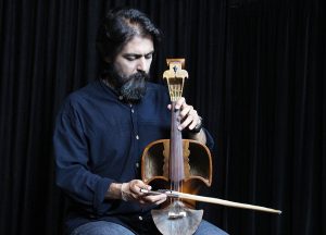 به یاد علی حاتمی و و برای بزرگداشت حسین علیزاده و ارسلان کامکار؛ پوریا اخواص روی صحنه میرود