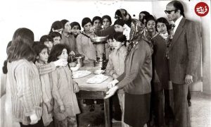 دختران دانش‌آموز در کلاس آشپزی؛ سال ۵۲ / عکس