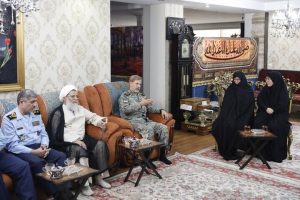 دیدار فرمانده کل ارتش با خانواده وزیر شهید دفاع/ امیر حاتمی با این چهار صفت شهید نصیرزاده را توصیف کرد