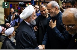 دیدار پزشکیان و روحانی در مراسم ختم ناطق نوری