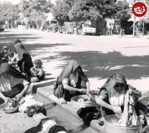 زنان تهرانی در حال شستن لباس‌ در جوی آب کنار خیابان در دهه ۵۰