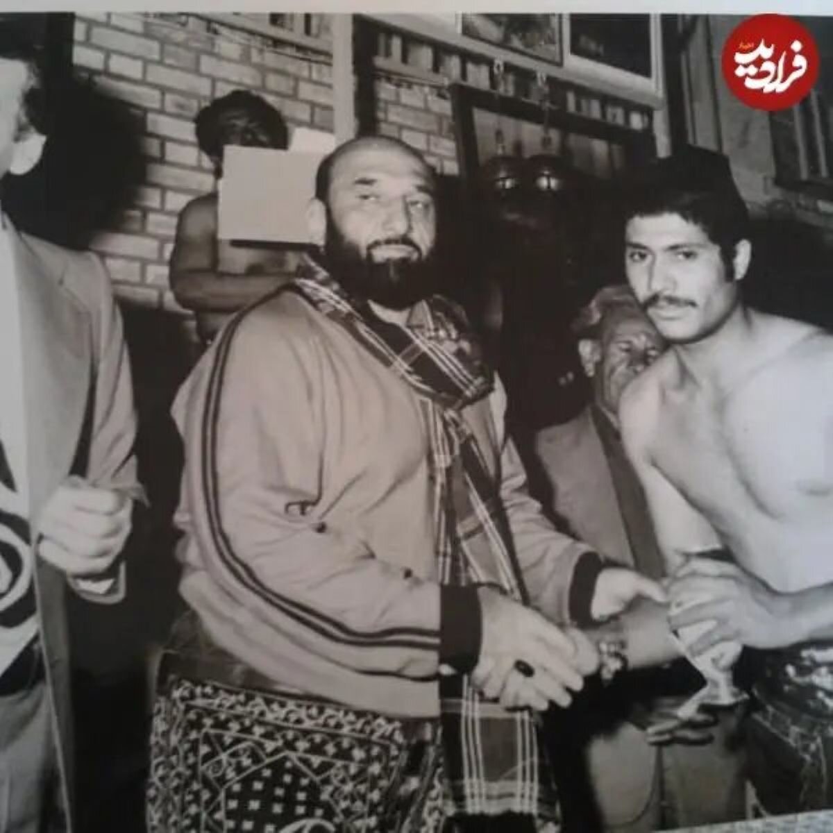 شعبان جعفری در حال اعطای کاپ به یک باستانیکار در دهه ۵۰ / عکس