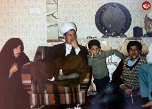 عکس/ آیت‌الله هاشمی رفسنجانی به همراه فرزندانش در یک مهمانی؛ سال ۵۸