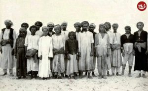 عکس یادگاری ساکنان جزیره خارک در سال ۱۲۷۰ خورشیدی
