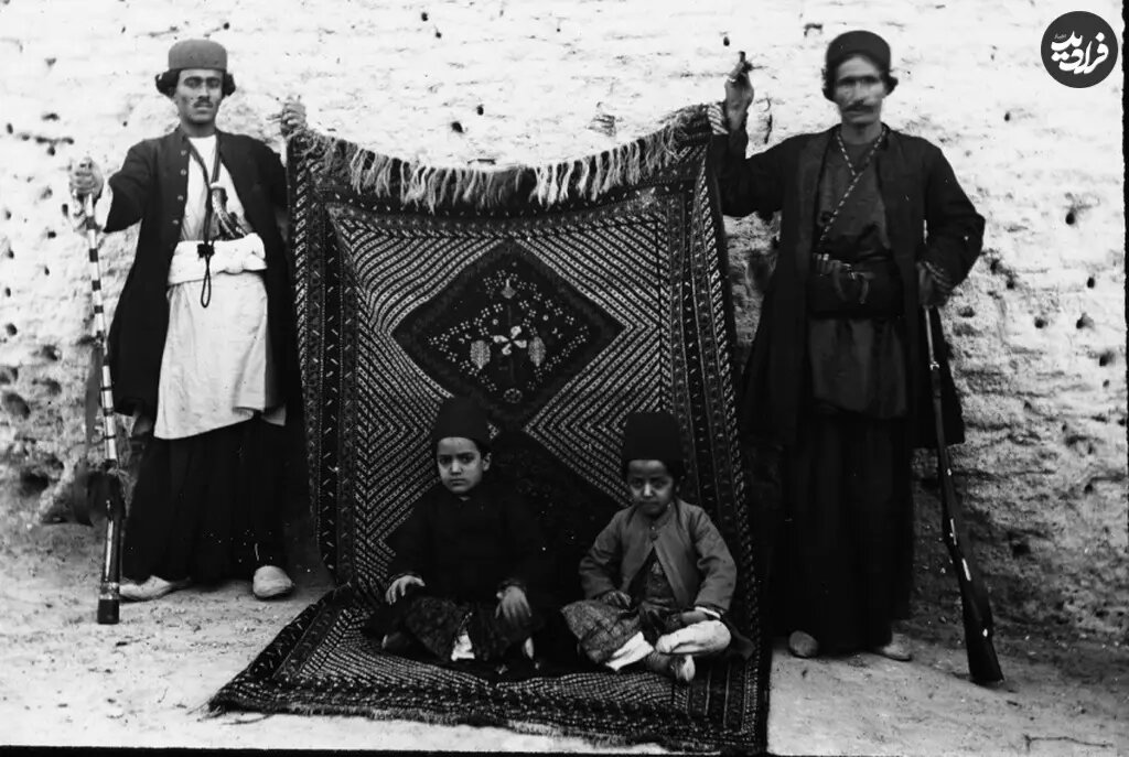 عکس یادگاری «پسران یکی از خان‌های جنوب» در دوران قاجار