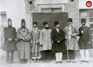 عکس یادگاری «کامران‌ میرزا پسر ناصرالدین‌شاه در کنار جمعی از درباریان