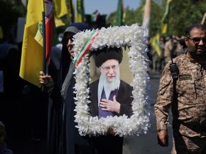 قاب عکس گلپوش شده از رهبر شهید انقلاب در مراسم جانفدایان