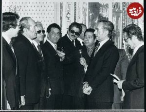 محمدرضا پهلوی در حال گفت‌وگو با کابینه شاپور بختیار؛ سال ۵۷ / عکس