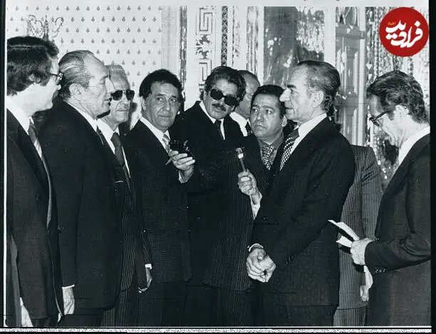 محمدرضا پهلوی در حال گفت‌وگو با کابینه شاپور بختیار؛ سال ۵۷ / عکس