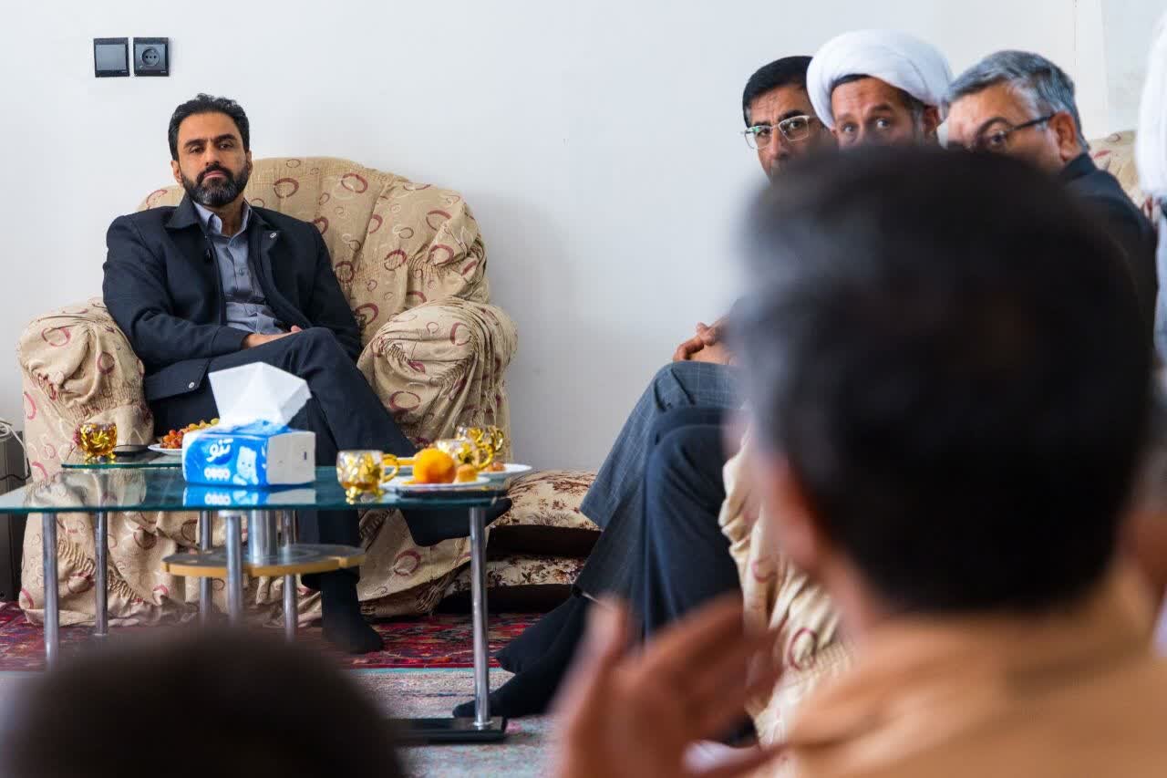 مدیر مجتمع مس درآلو با خانواده شهید «غلامرضا سنجری‌پور» دیدار کرد