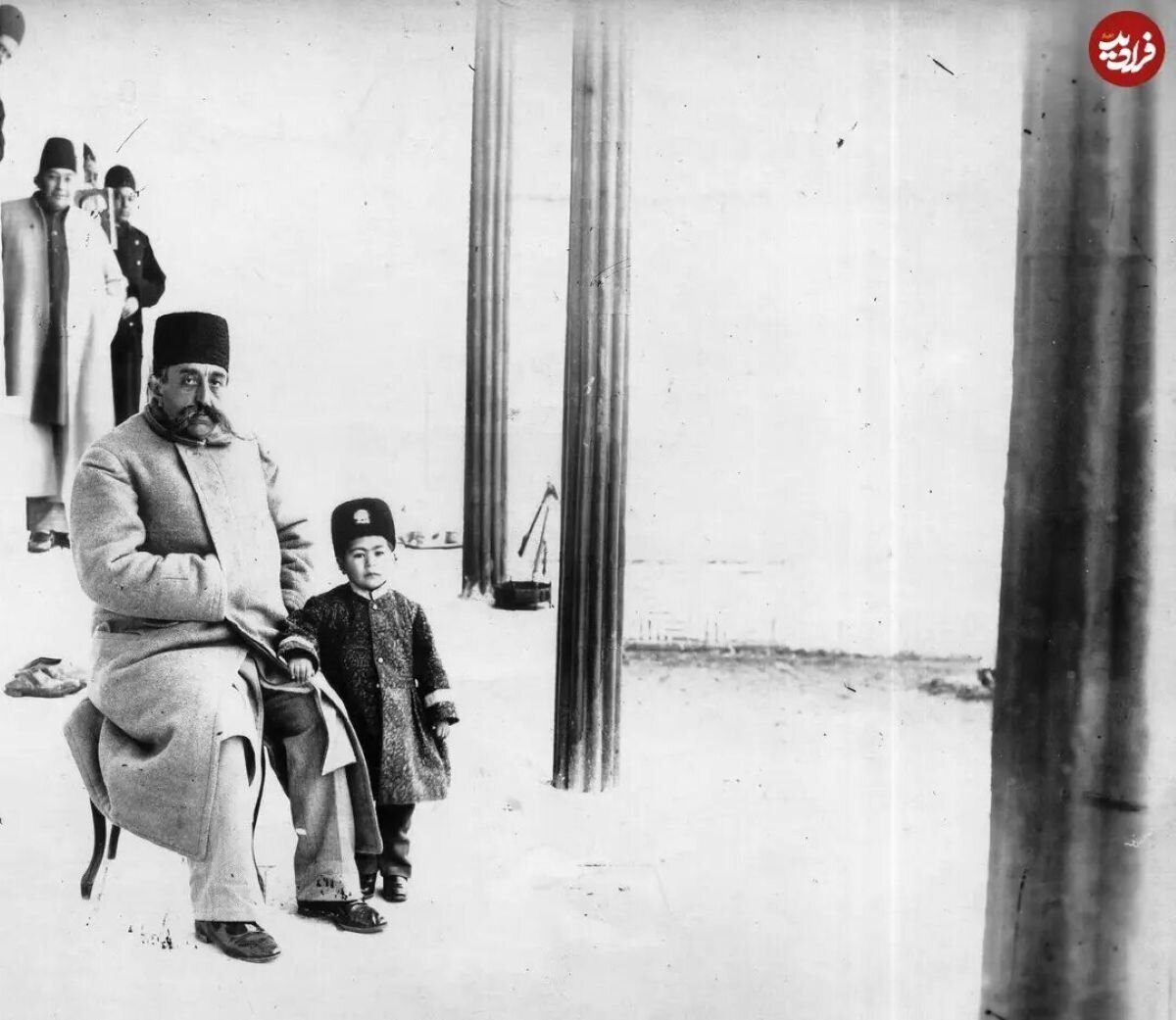 مظفرالدین‌شاه به همراه نوه‌اش / عکس