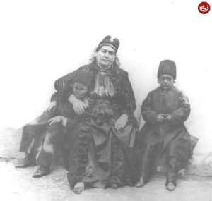ملیجک در حال گریه و در کنار انیس‌الدوله / عکس