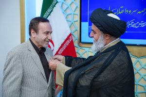 نشان خادمی مسجد جمکران بر سینه صدای ماندگار سرود انقلاب - خبرگزاری مهر | اخبار ایران و جهان