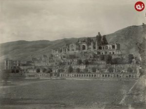 نمایی از قصر آقامحمدخان قاجار در شیراز در دوران ناصرالدین‌شاه