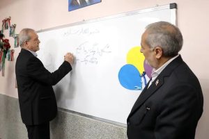پرسش مهر پزشکیان در سال‌تحصیلی جدید:مشکل را چگونه پیدا کنیم؟ و آنگاه چگونه حل کنیم؟/ رئیس جمهور پای تخته نوشت!