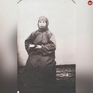 یک راهبه ارمنی در منطقه جلفای اصفهان با پوشش خاص در دوره قاجار / عکس