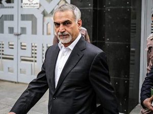 حسین فریدون در مراسم ختم برادر ناطق نوری با شکل و شمایل جدید + تصویر
