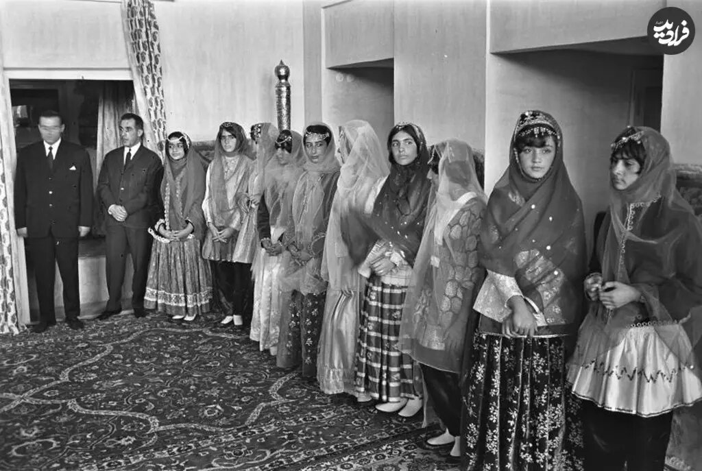 دختران جوان ایرانی با لباس سنتی
