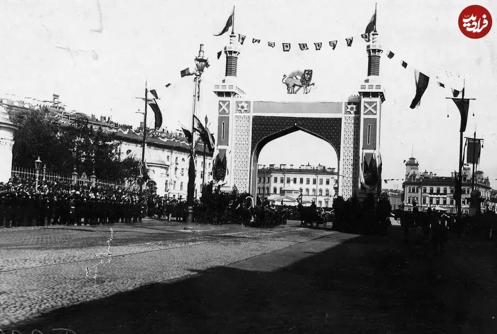 طاق نصرت در شهر سن پطرزبورگ به مناسبت ورود مظفرالدینشاه / عکس