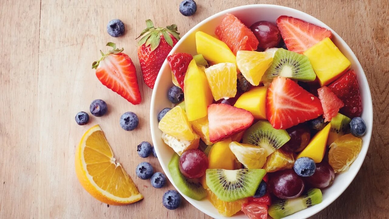 میوه را ناشتا بخوریم یا نه؟/ توضیح یک متخصص درباره مصرف میوه با پروتئین